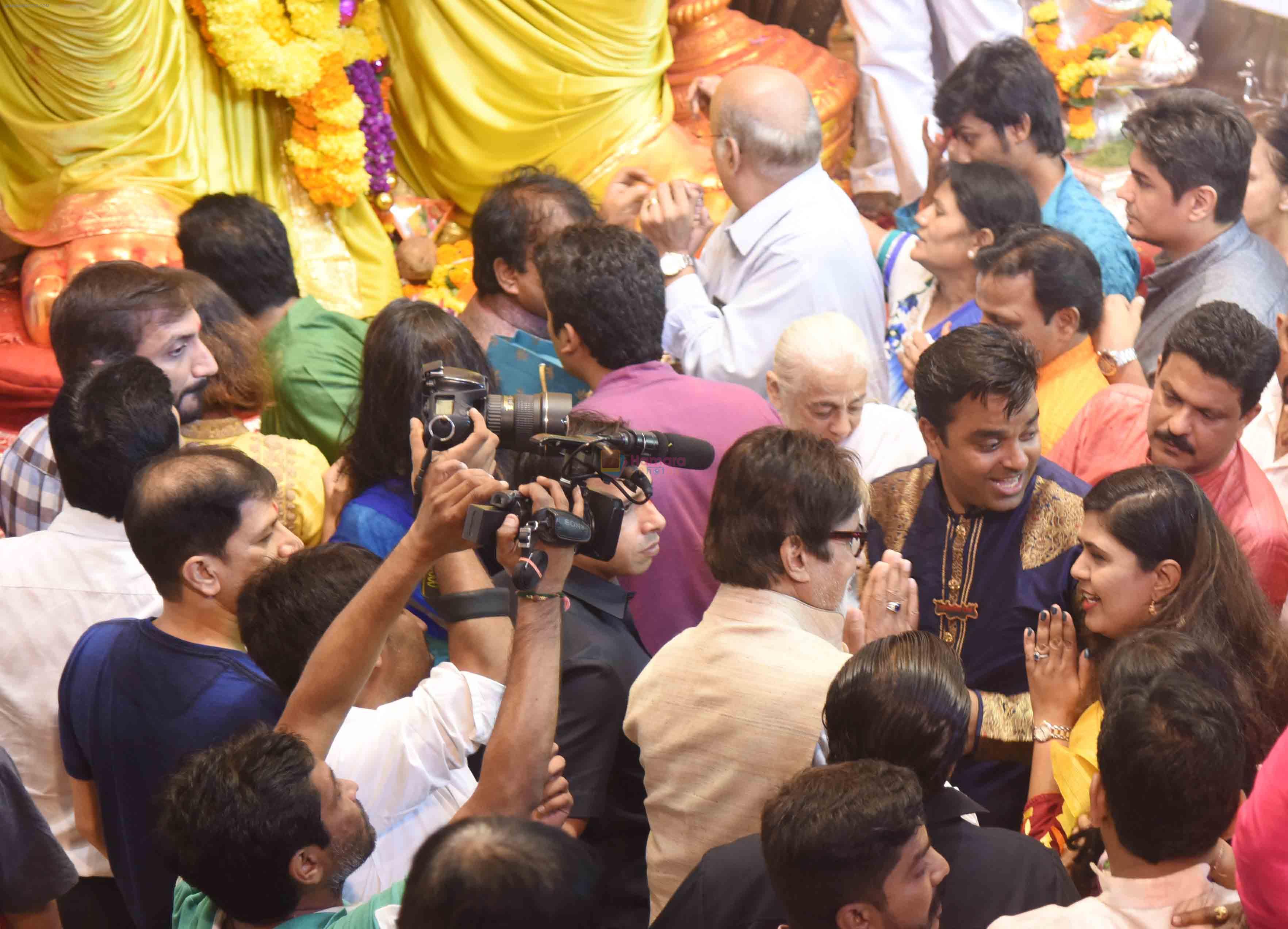 Amitabh Bachchan at Lalbaug ka raja on 6th Sept 2016