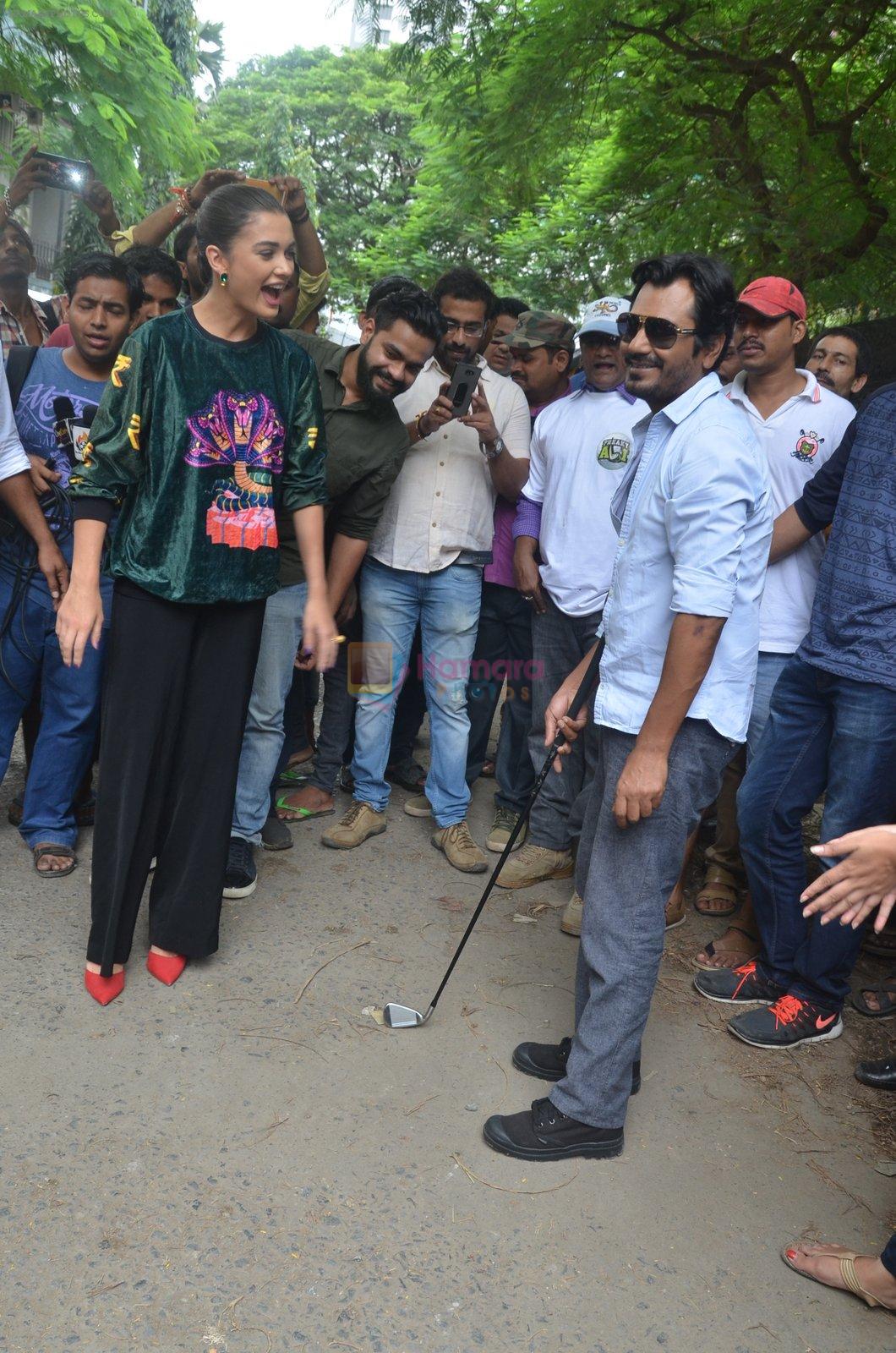 Nawazuddin Siddiqui, Amy Jackson promote their forthcoming film Freaky Ali by playing golf on the streets of Mumbai on 7th Sept 2016