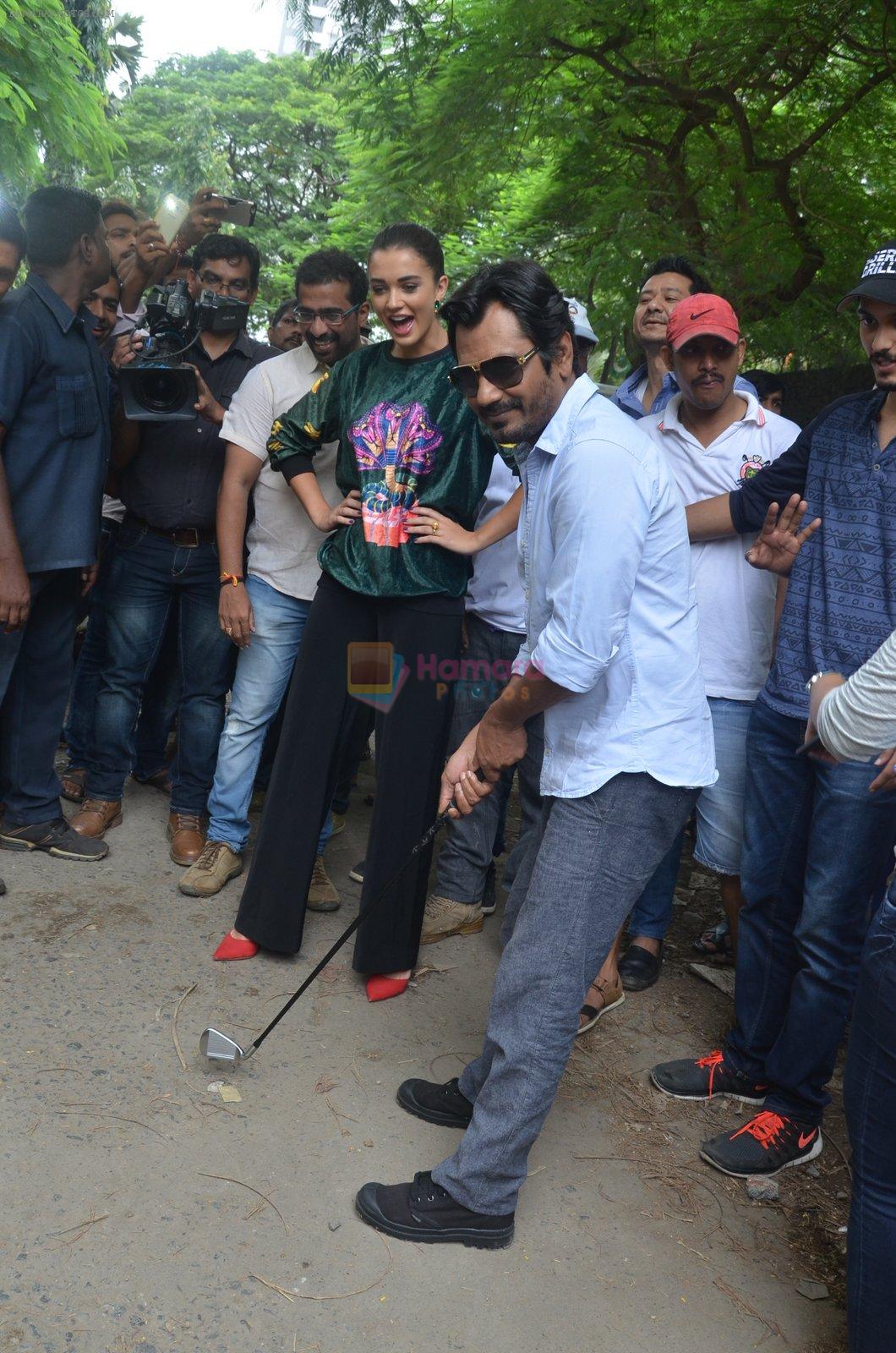 Nawazuddin Siddiqui, Amy Jackson promote their forthcoming film Freaky Ali by playing golf on the streets of Mumbai on 7th Sept 2016