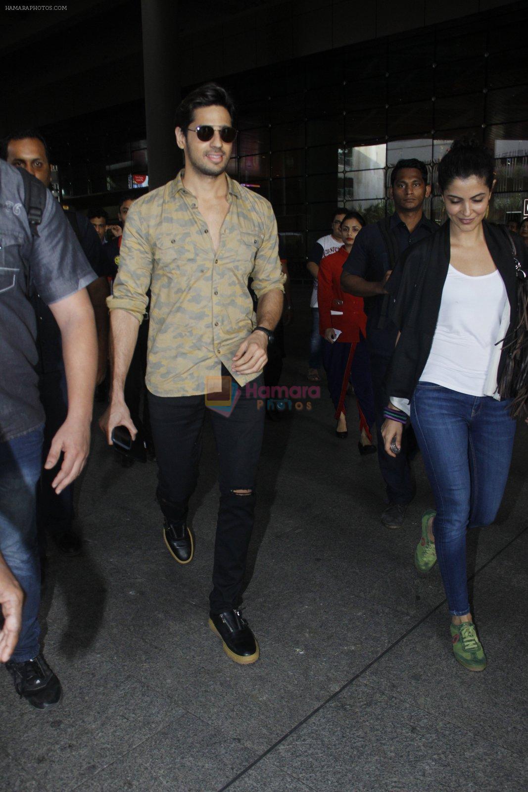 Sidharth Malhotra snapped at airport on 8th Sept 2016