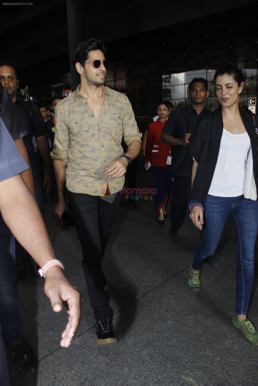 Sidharth Malhotra snapped at airport on 8th Sept 2016