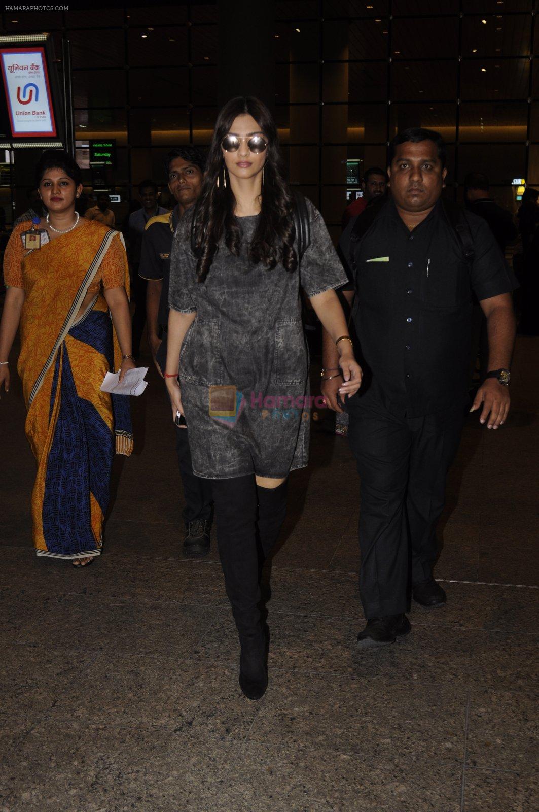 Sonam Kapoor snapped at airport on 10th Sept 2016