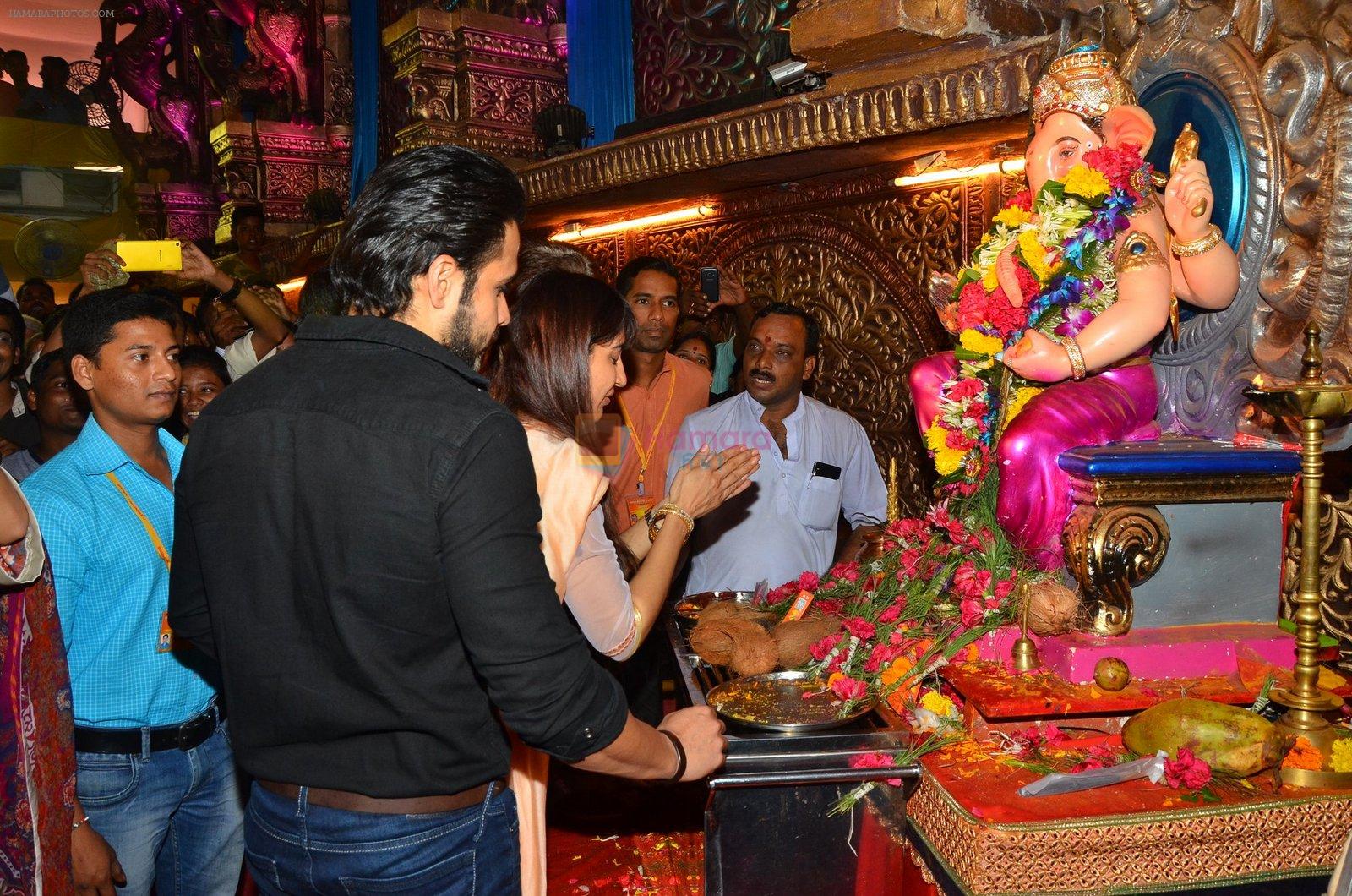 Emraan Hashmi visited Mumbai Cha Raja Ganesh Galli on 11th Sept 2016