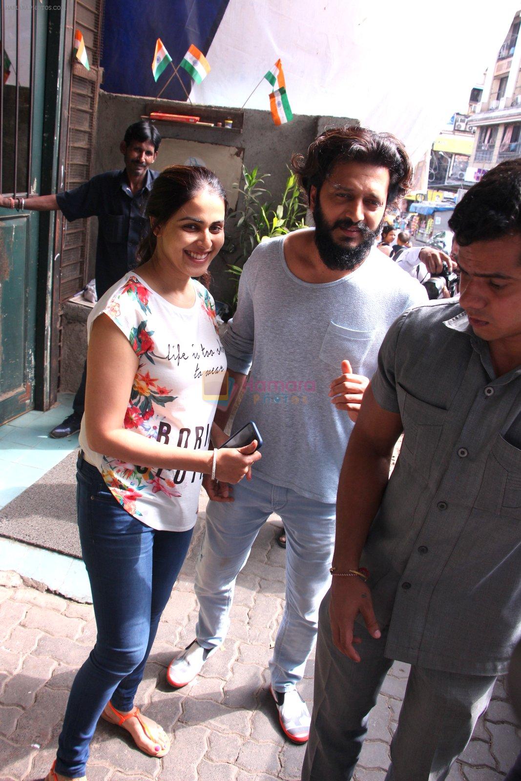 Riteish Deshmukh snapped with wife Genelia on 14th Sept 2016