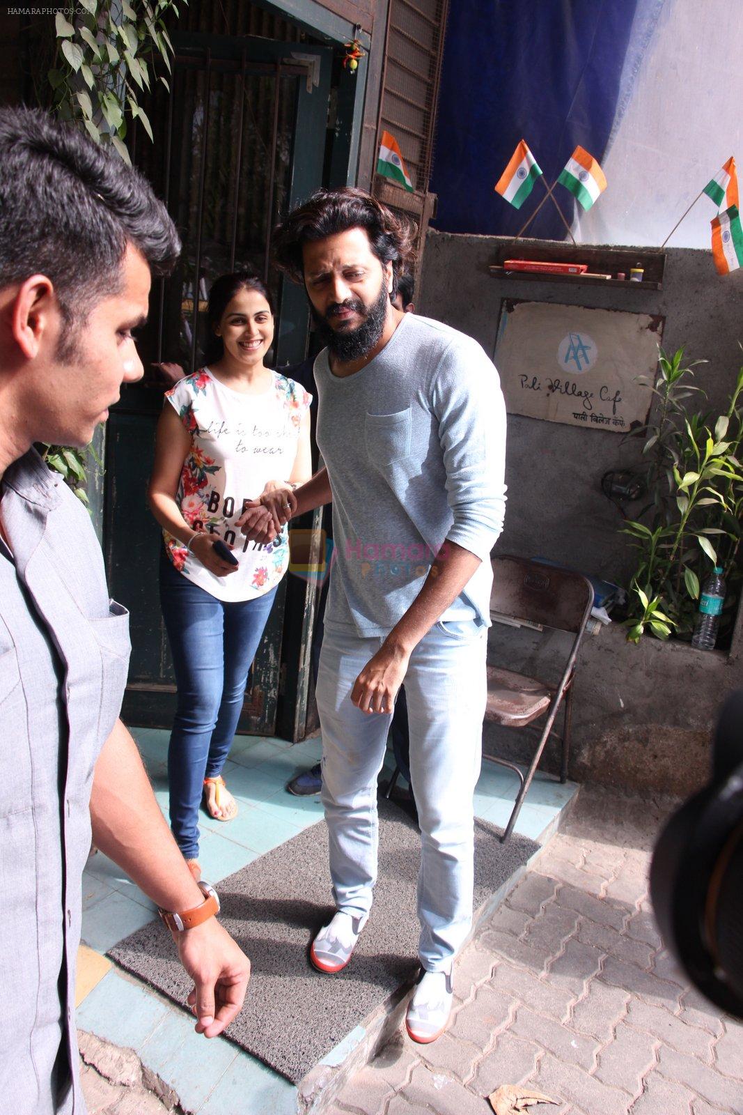 Riteish Deshmukh snapped with wife Genelia on 14th Sept 2016