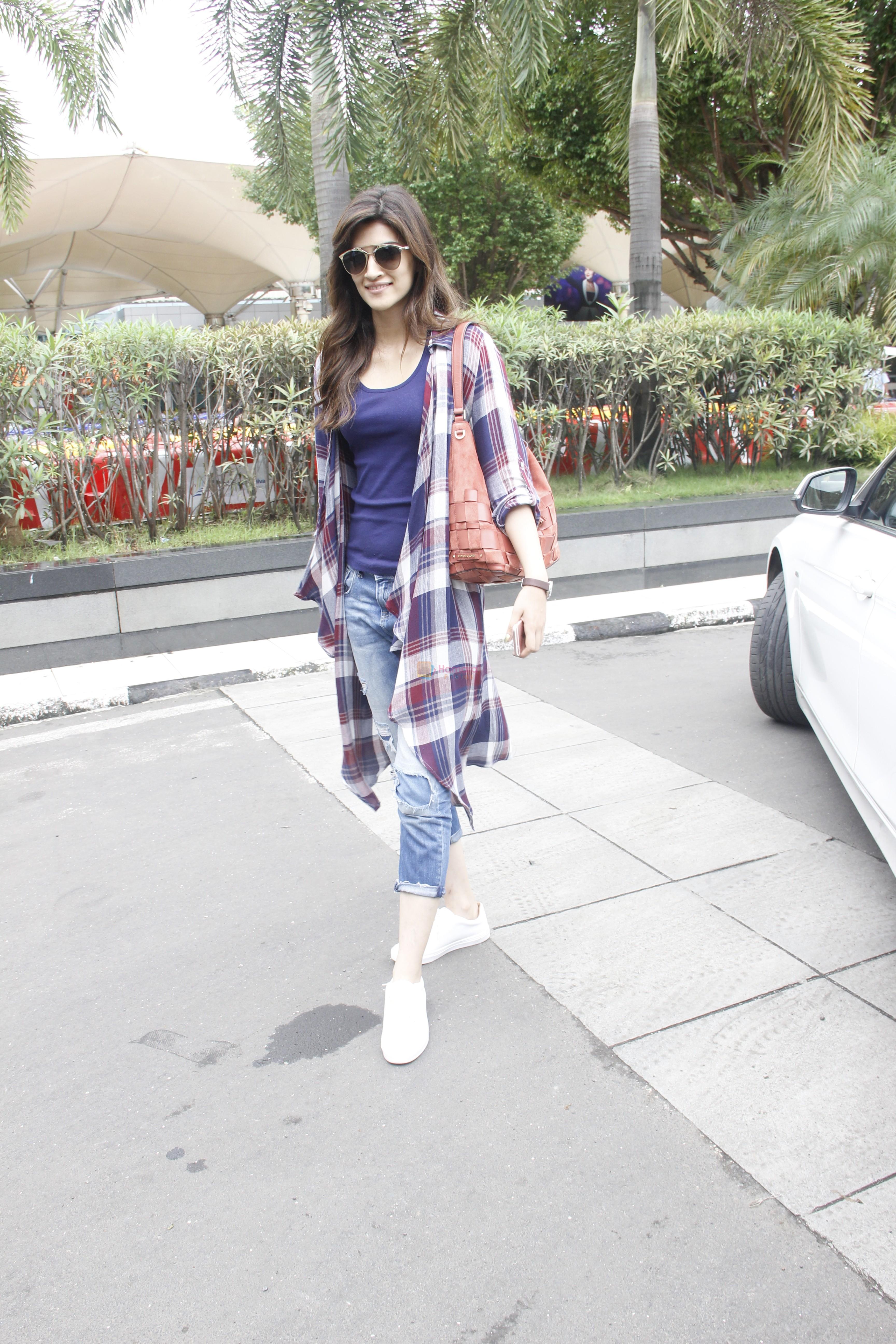 Kriti Sanon snapped at airport on 19th Sept 2016