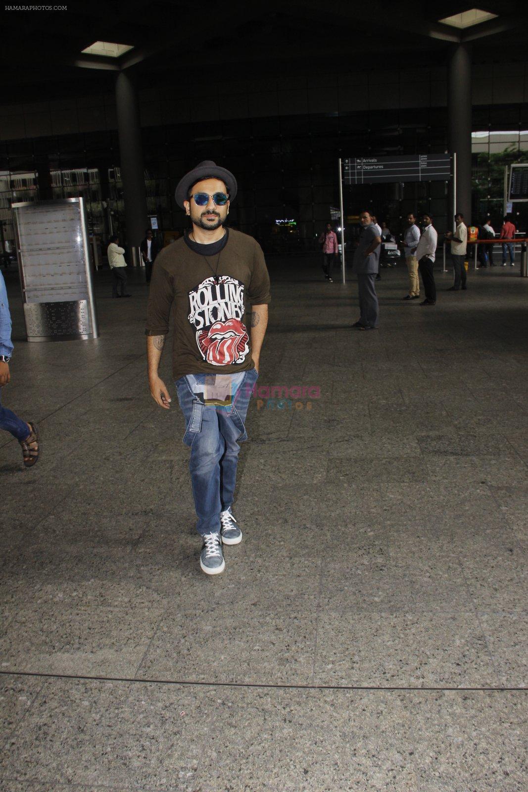 Vir Das snapped at airport on 22 Sept 2016