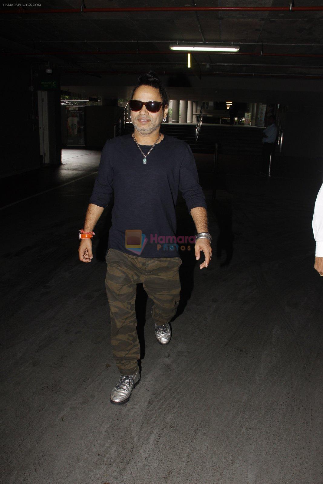 Kailash Kher snapped at airport on 22 Sept 2016