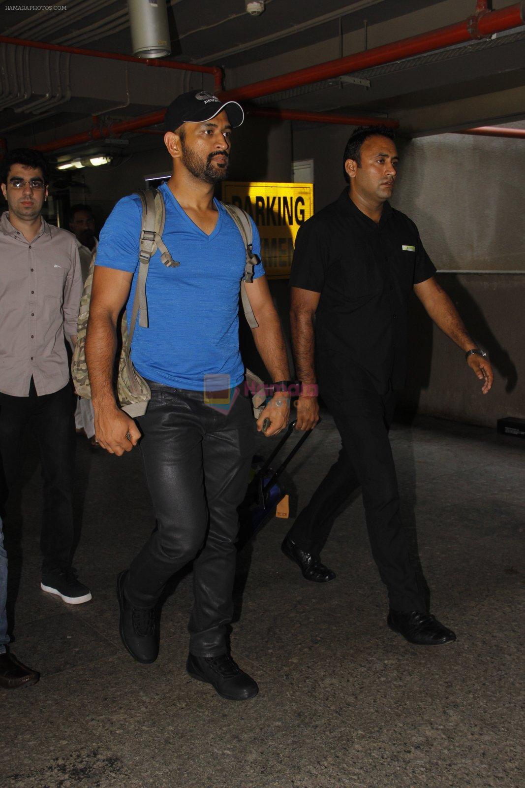 Mahendra Singh Dhoni snapped at airport on 29th Sept 2016