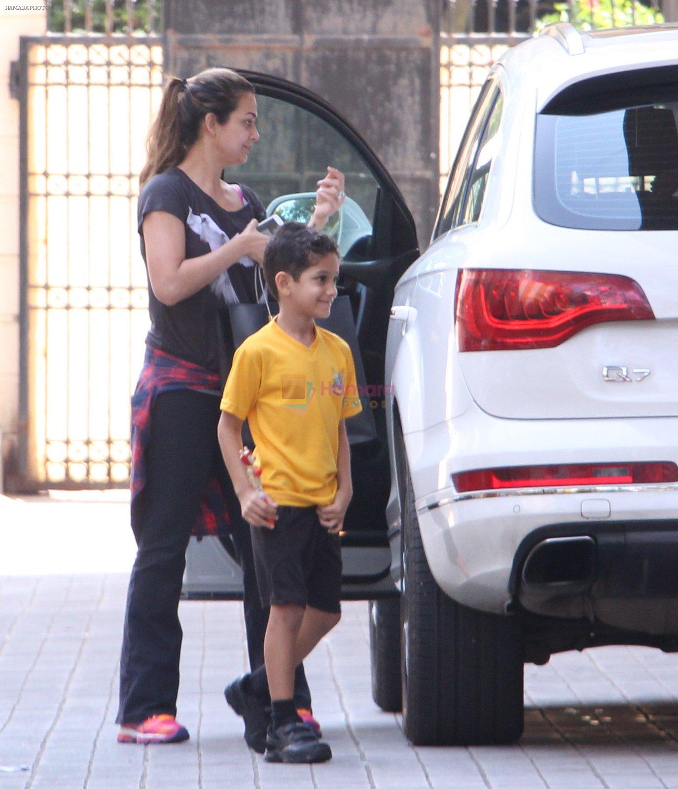 Amrita Arora snapped as she gets son from school on 30th Sept 2016