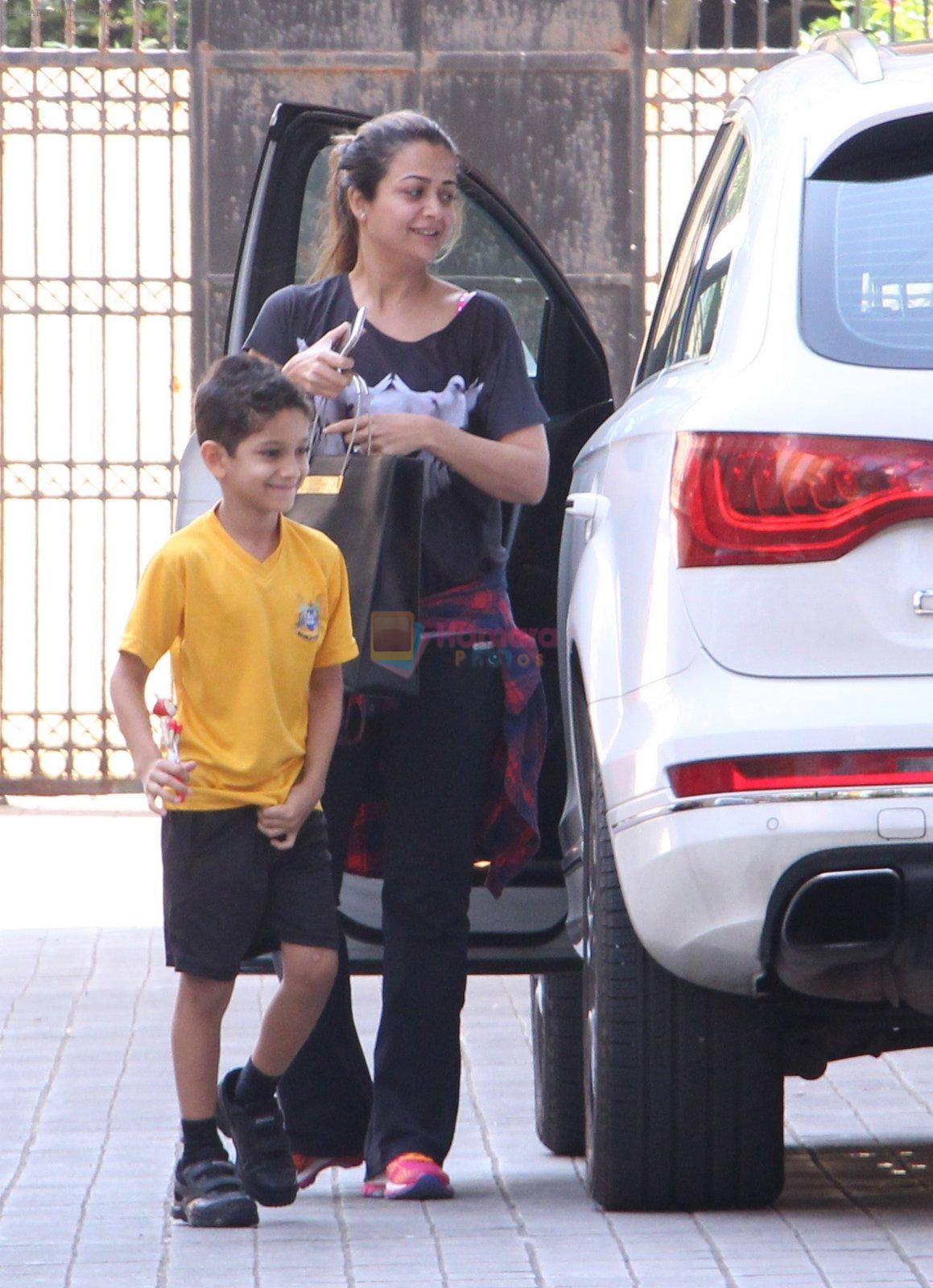 Amrita Arora snapped as she gets son from school on 30th Sept 2016