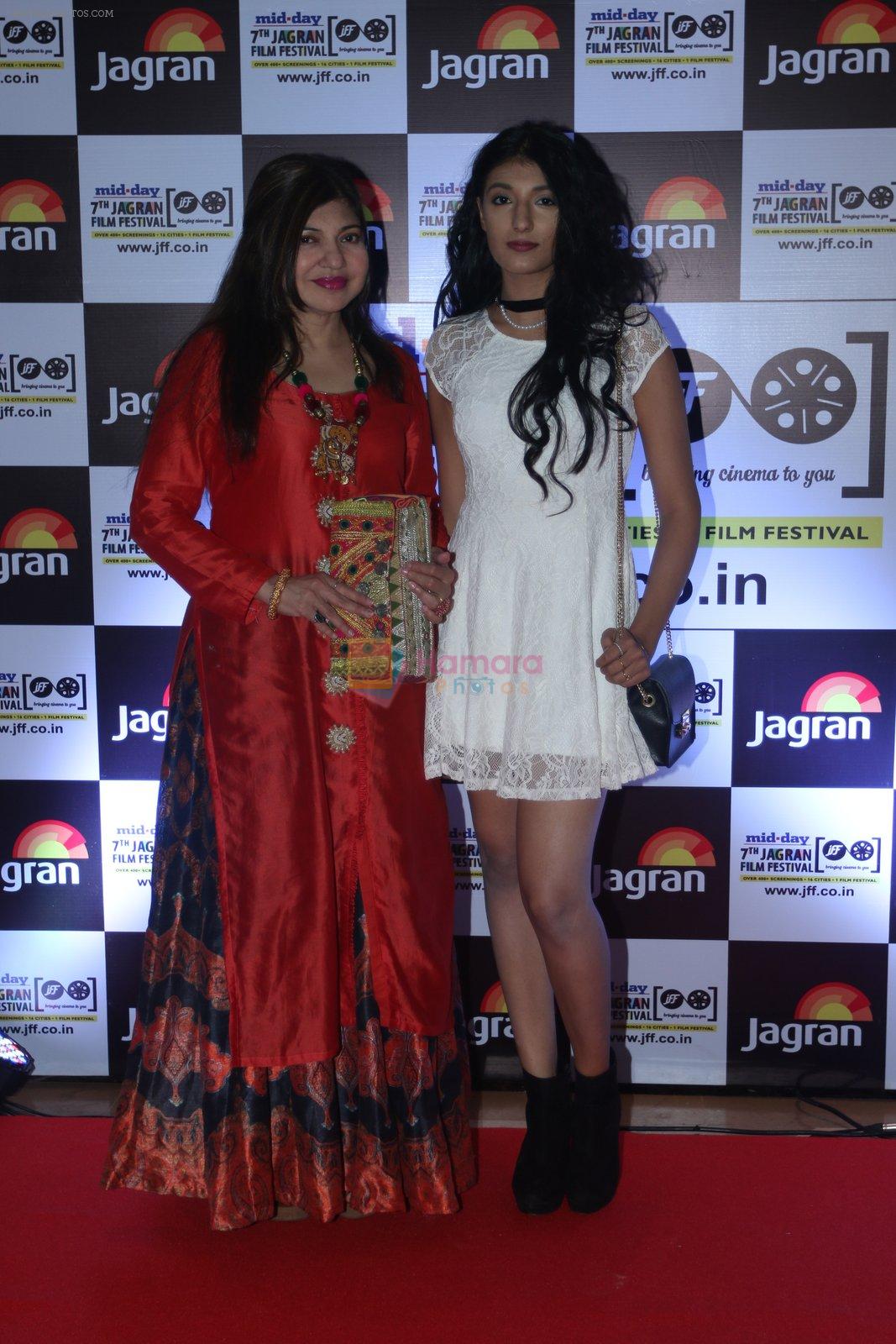 Alka Yagnik at Jagran Film fest awards on 30th Sept 2016