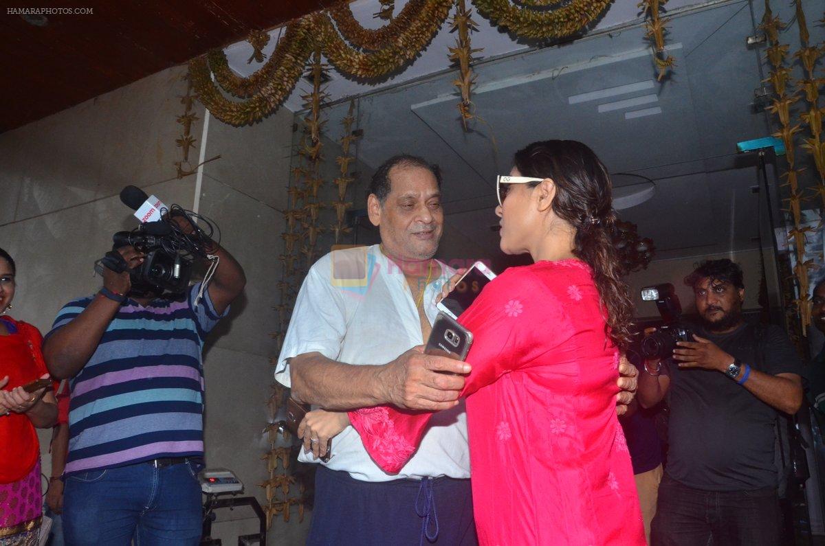 Kajol at Durga Pooja on 2nd Oct 2016