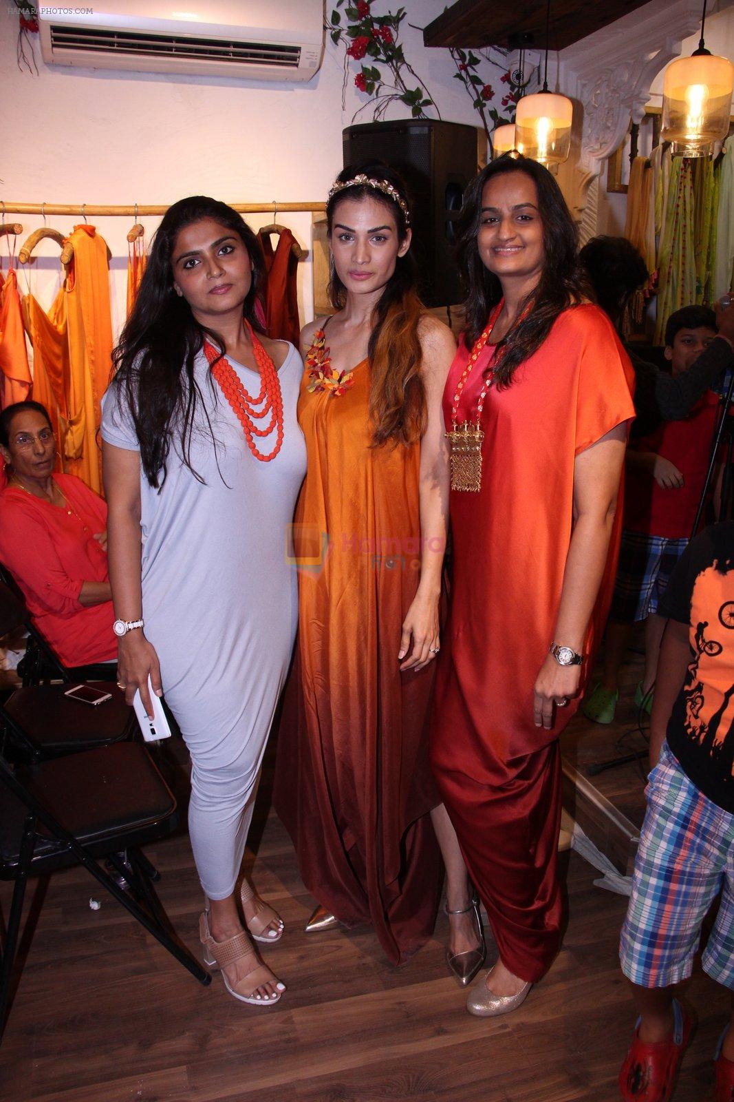 Karishma Modi at Bhumika and Jyoti fashion preview on 1st Oct 2016