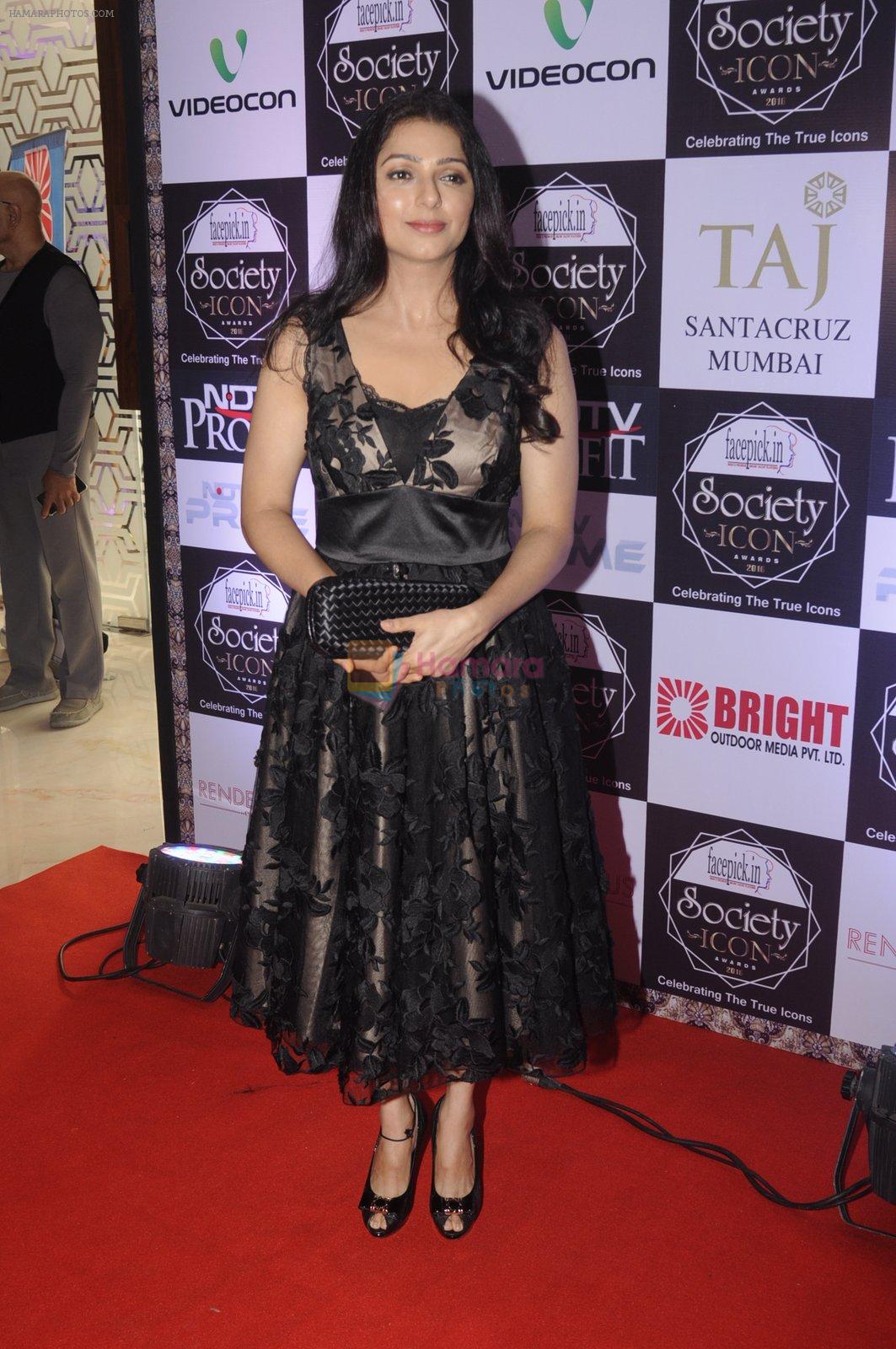 Bhumika Chawla at Society Icon Awards on 2nd Oct 2016