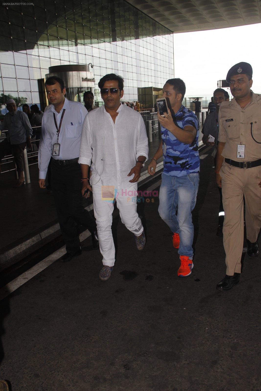 Ravi Kishan snapped at airport on 5th Oct 2016