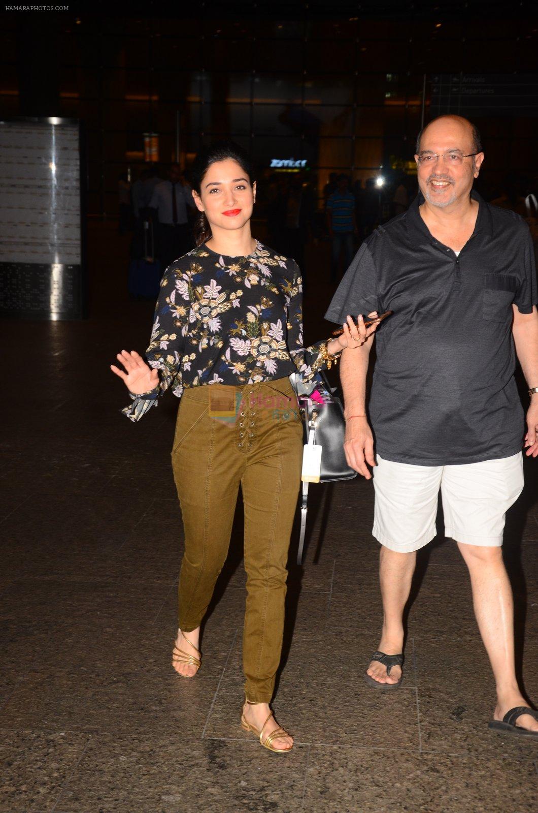 Tamannaah Bhatia snapped at airport on 5th Oct 2016