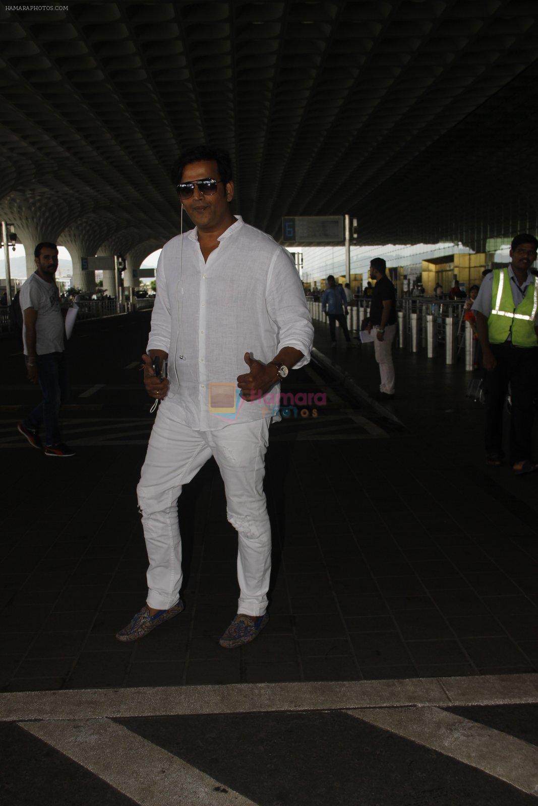 Ravi Kishan snapped at airport on 5th Oct 2016