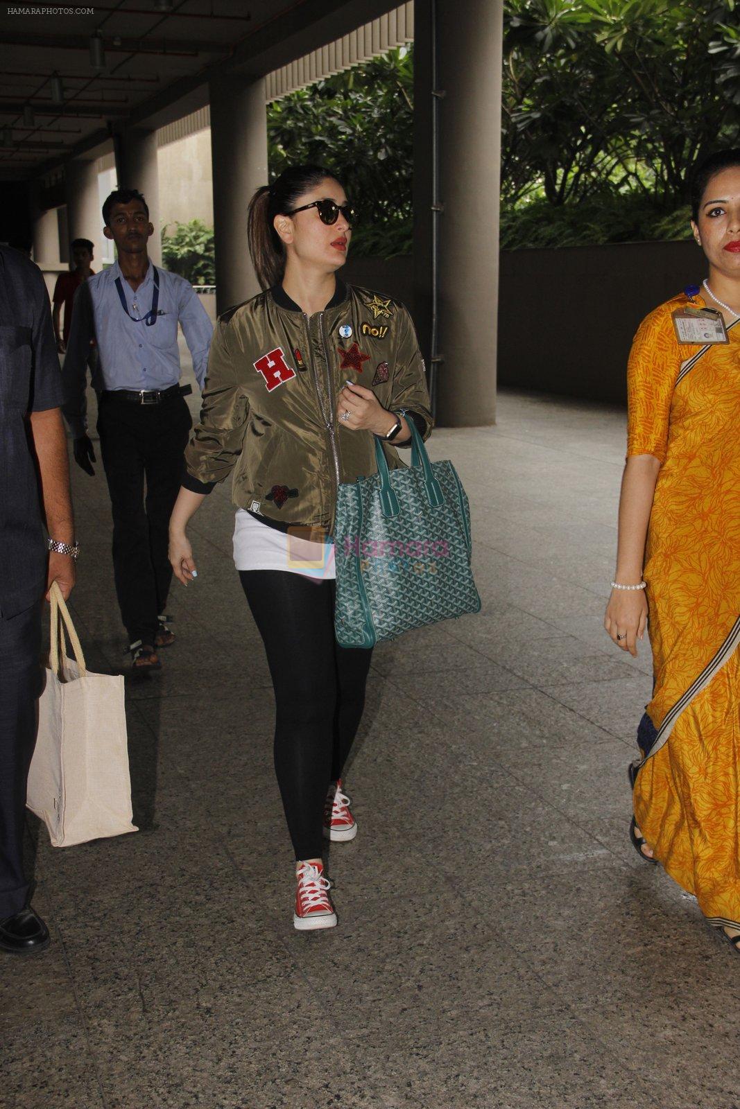 Kareena Kapoor snapped at airport on 5th Oct 2016