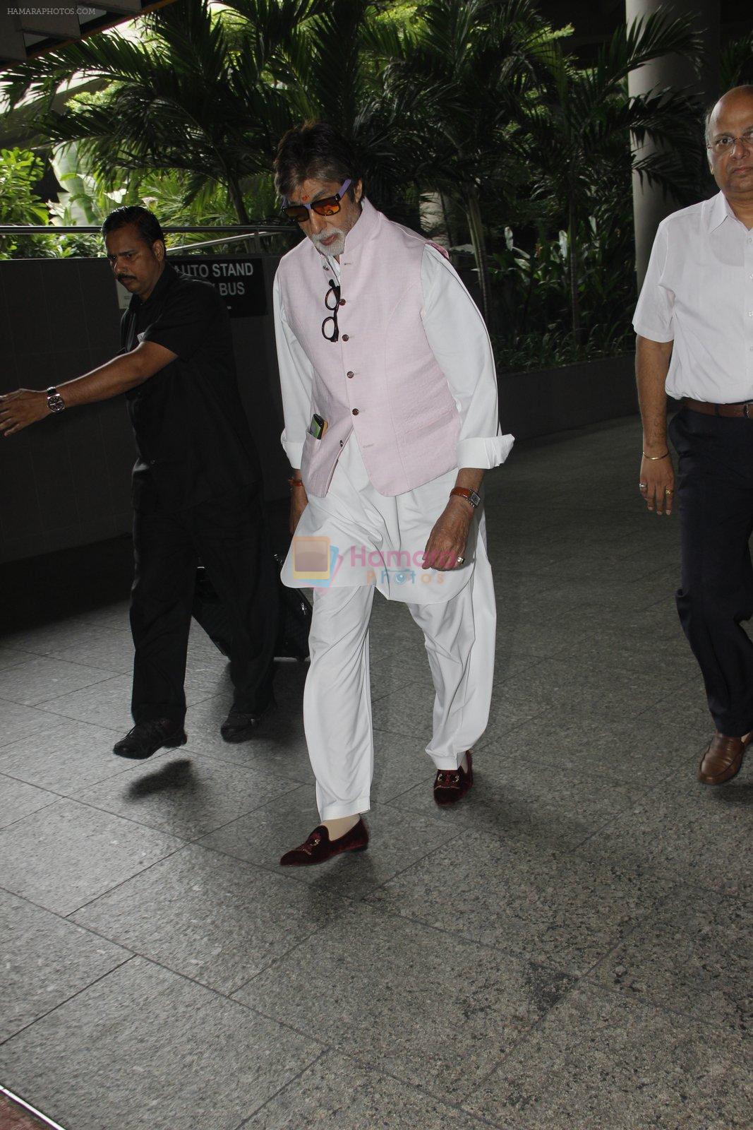 Amitabh Bachchan snapped at airport on 6th Oct 2016