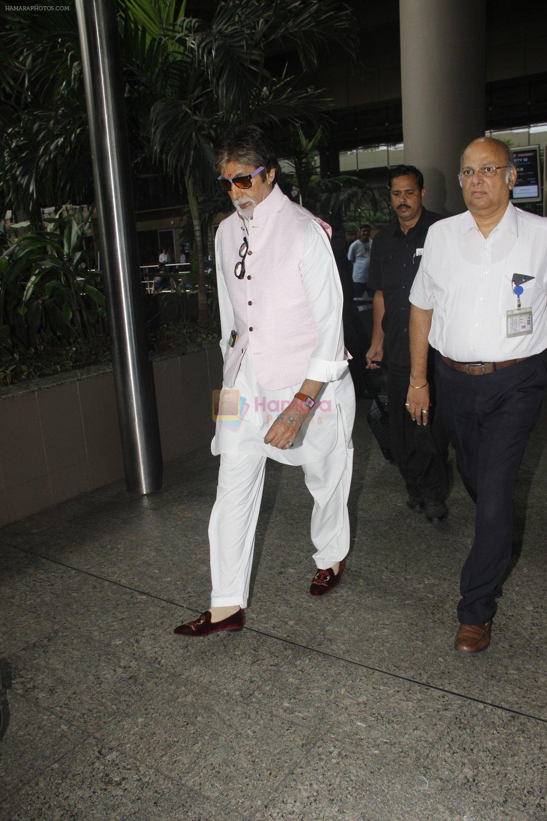 Amitabh Bachchan snapped at airport on 6th Oct 2016