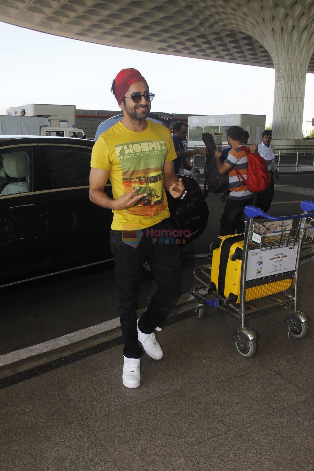 Ayushmann Khurrana snapped at airport on 7th Oct 2016