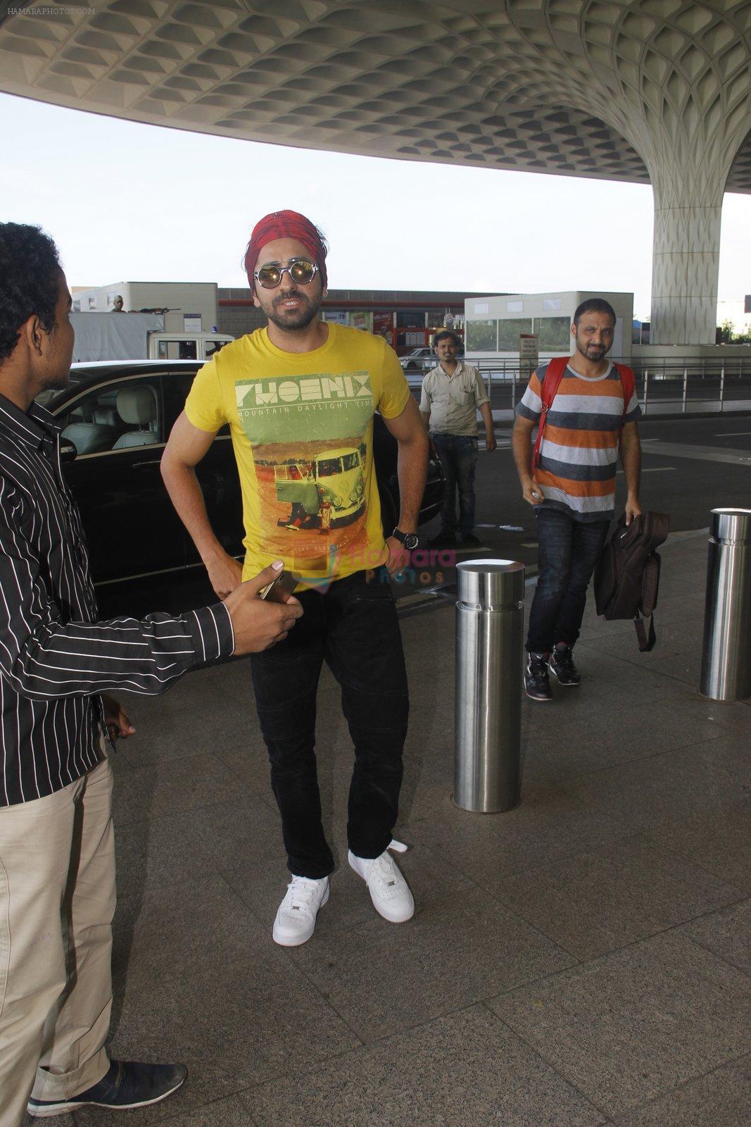 Ayushmann Khurrana snapped at airport on 7th Oct 2016