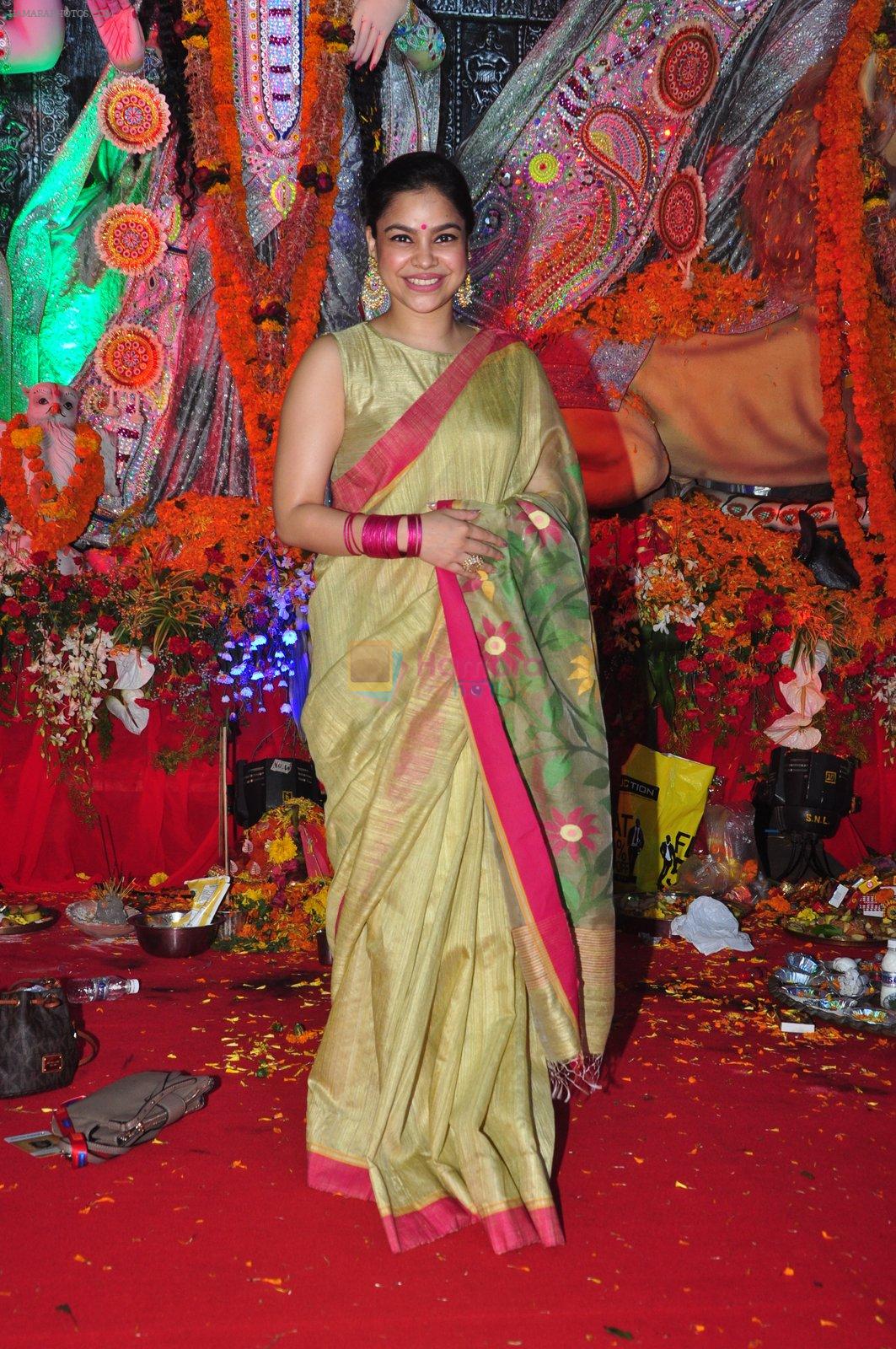 Sumona Chakravarti at Durga Pooja on 10th Oct 2016