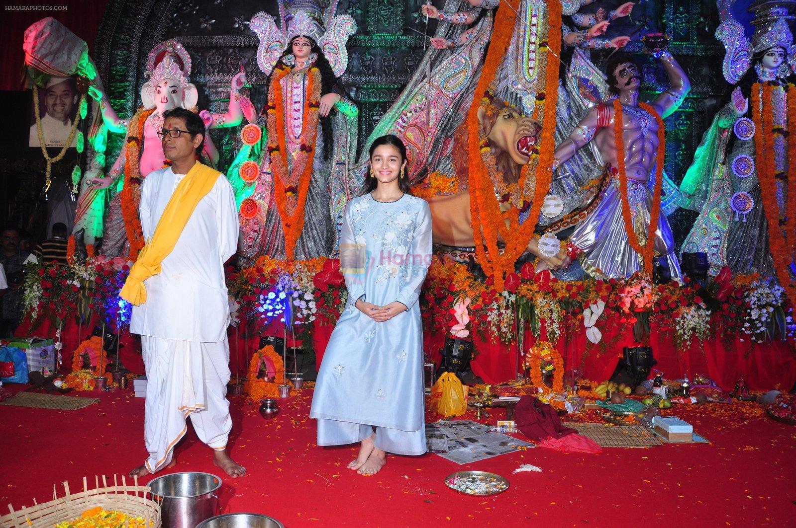 Alia BHatt at Durga Pooja on 8th Oct 2016