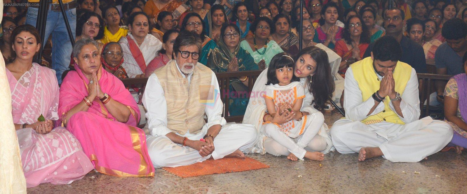 Abhishek Bachchan, Aishwarya Rai Bachchan, Amitabh Bachchan, Jaya Bachchan, Shweta Nanda at asthami pooja at ram krishna mission on 8th Oct 2016