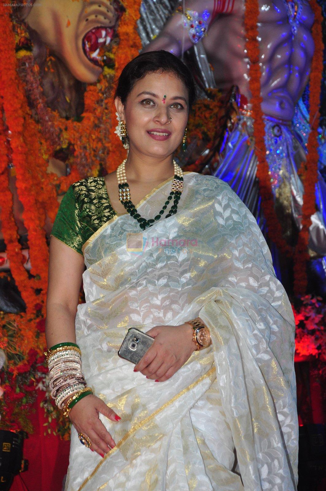 Sharbani Mukherjee at Durga Pooja on 10th Oct 2016