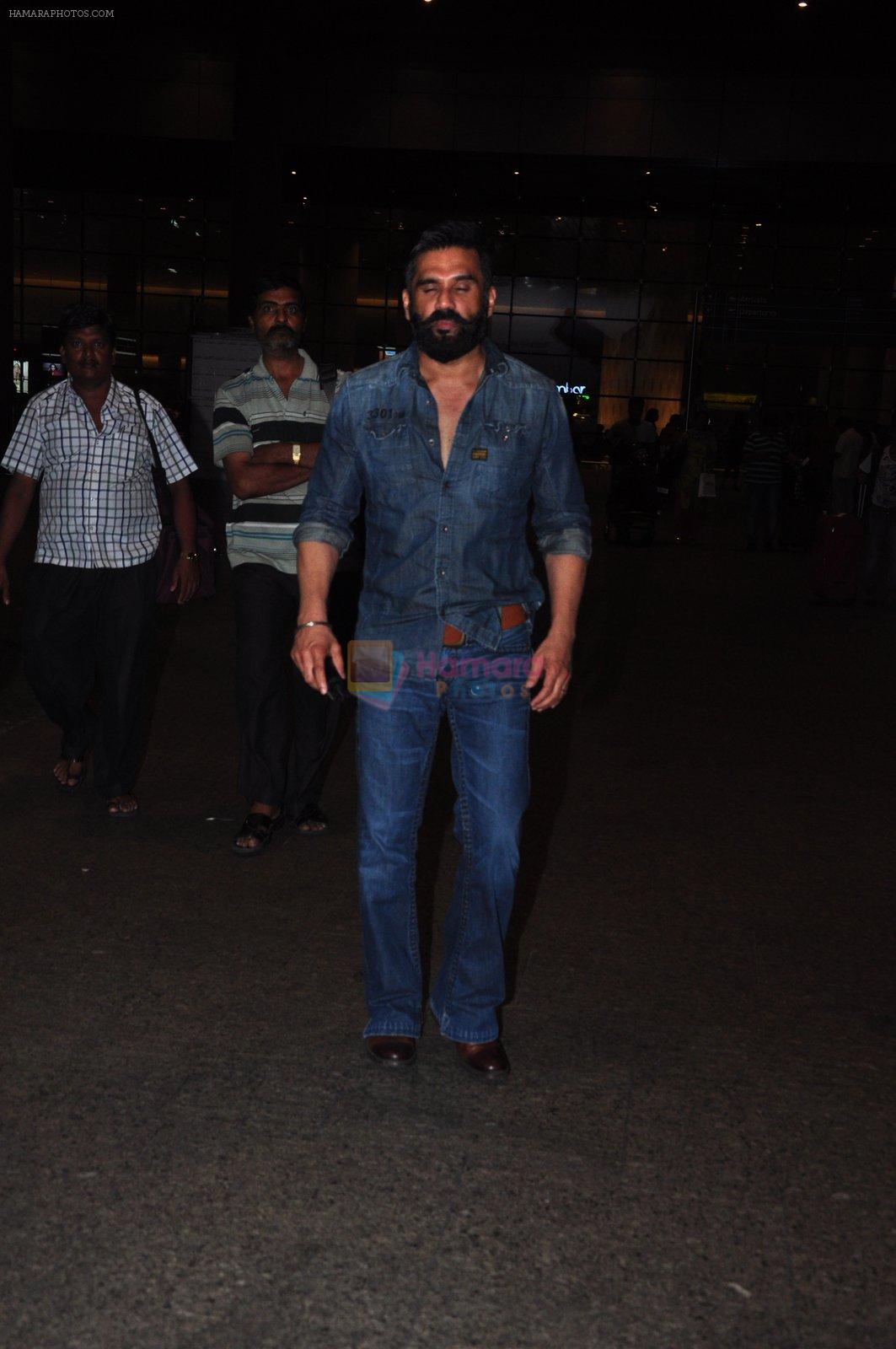 Sunil Shetty snapped at airport on 9th Oct 2016