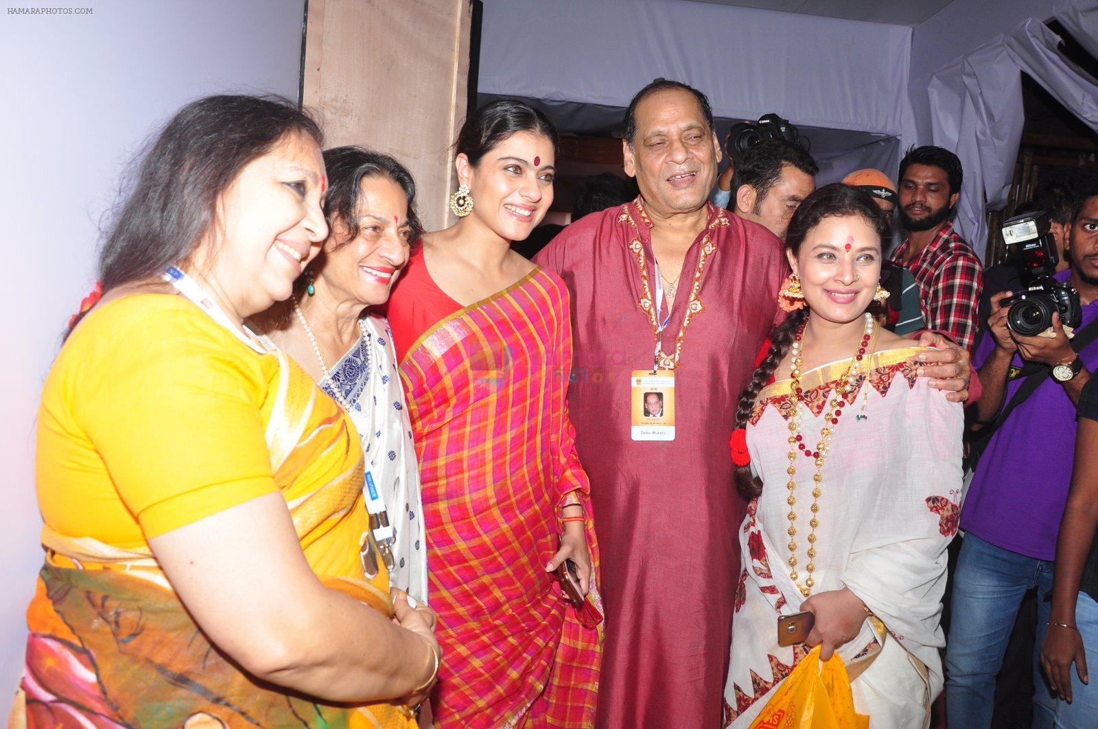 Kajol at Durga Pooja on 8th Oct 2016