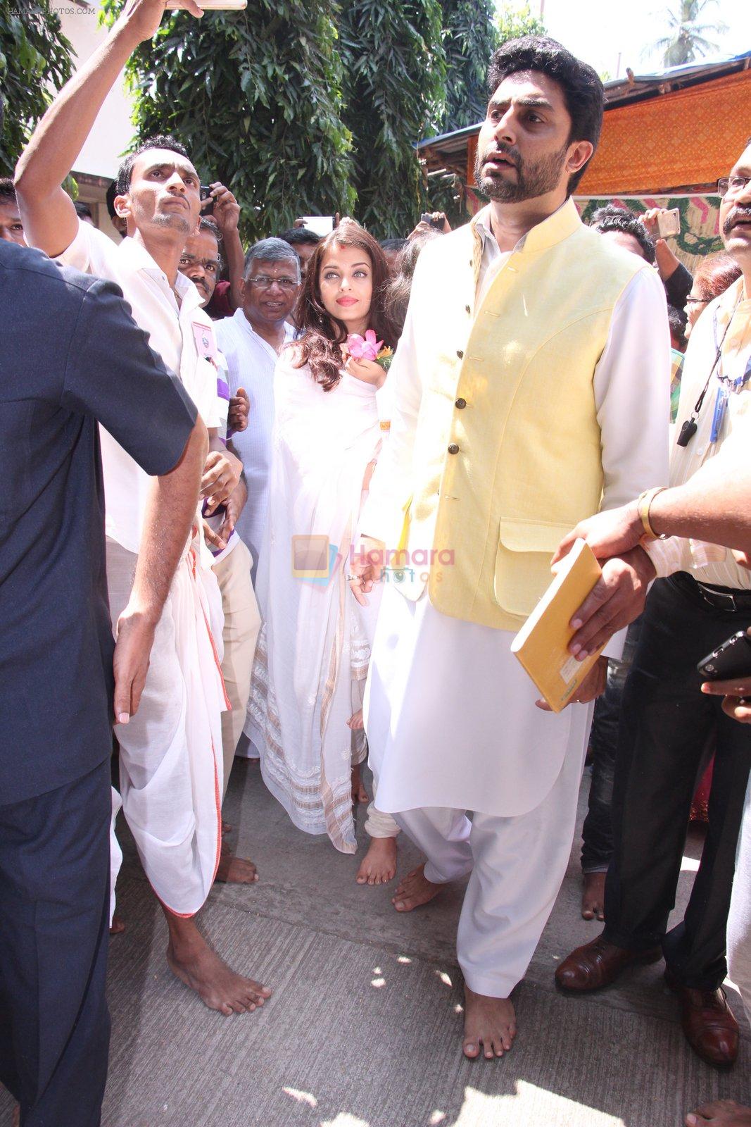 Abhishek Bachchan, Aishwarya Rai Bachchan at asthami pooja at ram krishna mission on 8th Oct 2016