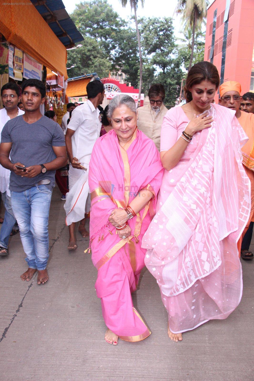 Jaya Bachchan,Shweta Nanda at asthami pooja at ram krishna mission on 8th Oct 2016