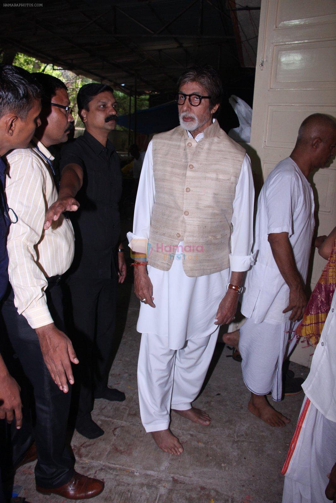Amitabh Bachchan at asthami pooja at ram krishna mission on 8th Oct 2016