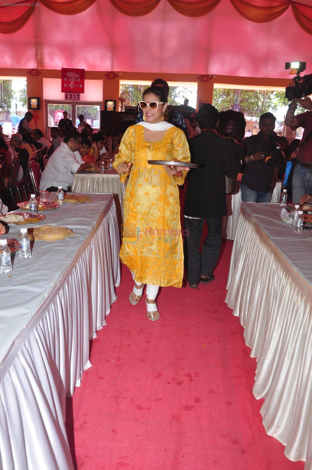 Kajol at Durga Pooja on 10th Oct 2016