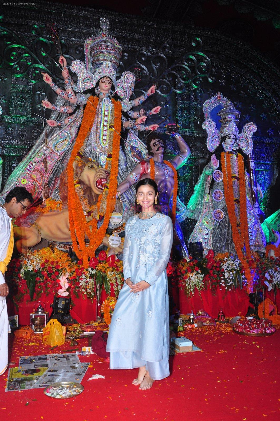 Alia BHatt at Durga Pooja on 8th Oct 2016