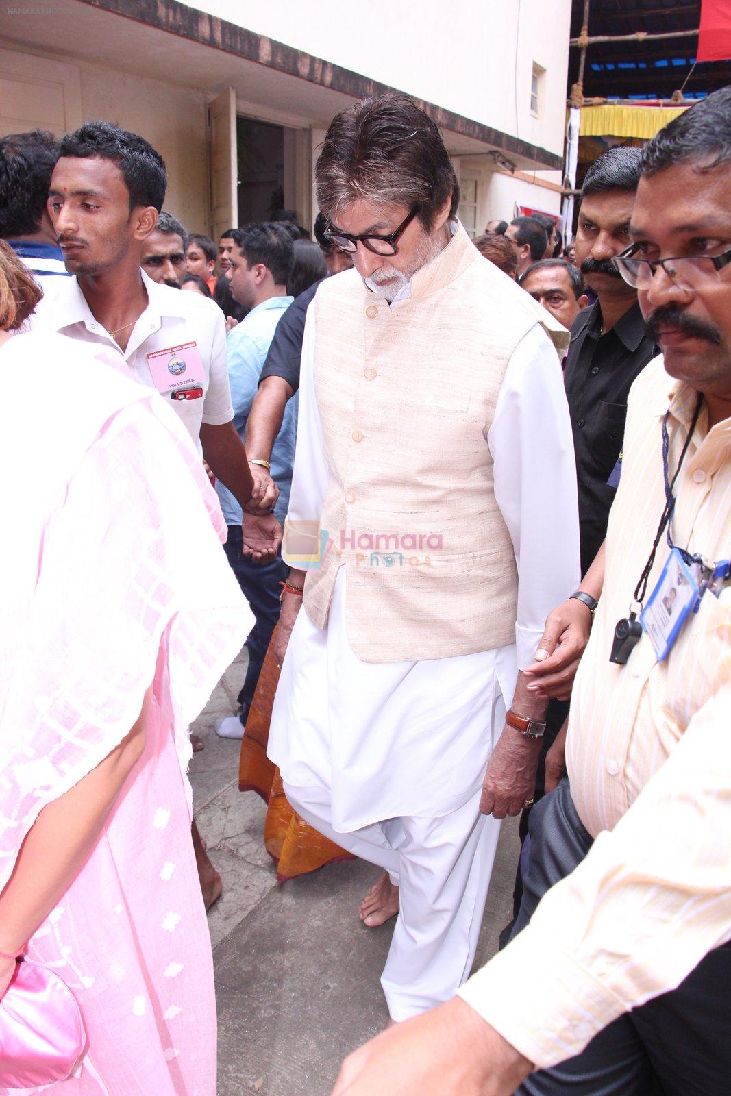 Amitabh Bachchan at asthami pooja at ram krishna mission on 8th Oct 2016