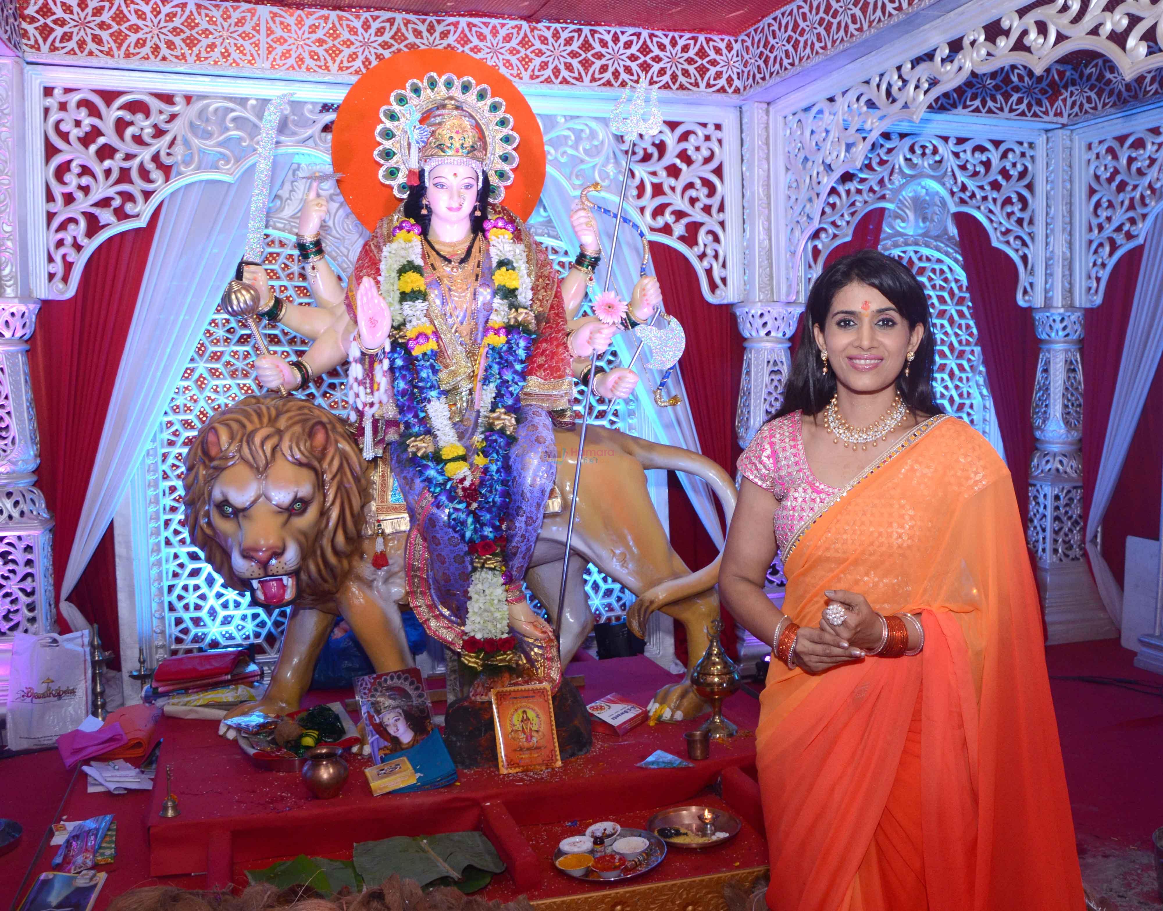 Sonali Kulkarni visited Worli Sarvajanik Navratra Mahotsav Mandal to blesing of Ma Durga at Worli on 8th Oct 2016