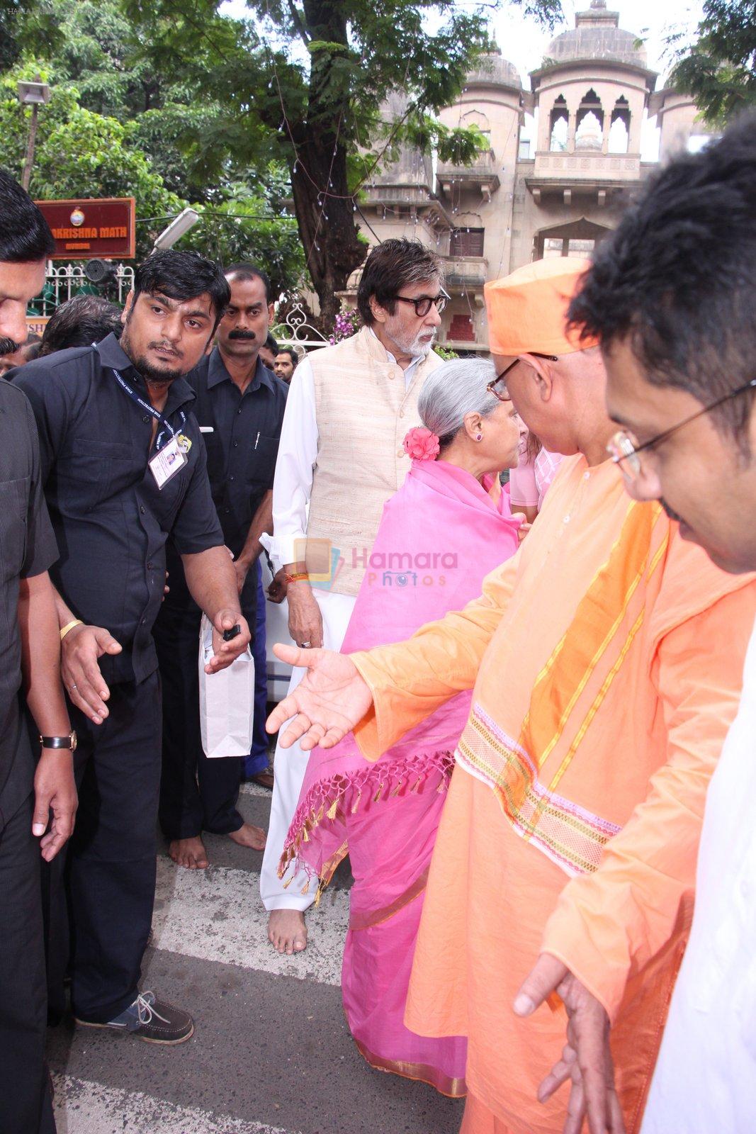 Amitabh Bachchan, Jaya Bachchan at asthami pooja at ram krishna mission on 8th Oct 2016