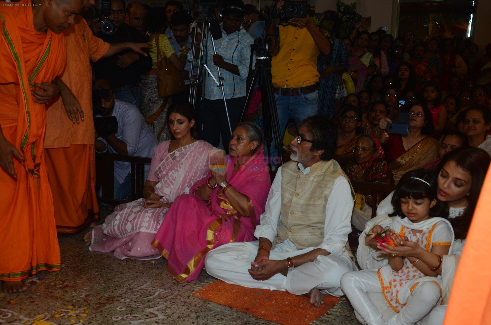 Abhishek Bachchan, Aishwarya Rai Bachchan, Amitabh Bachchan, Jaya Bachchan, Shweta Nanda at asthami pooja at ram krishna mission on 8th Oct 2016