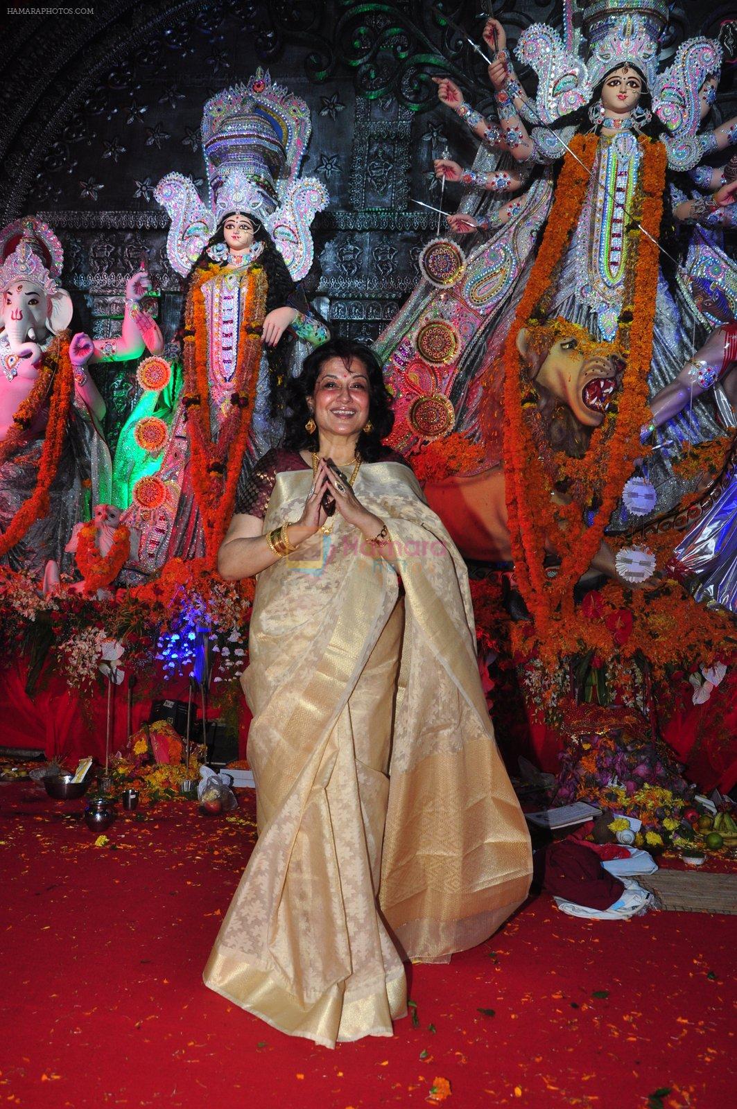 Moushumi Chatterjee at Durga Pooja on 10th Oct 2016