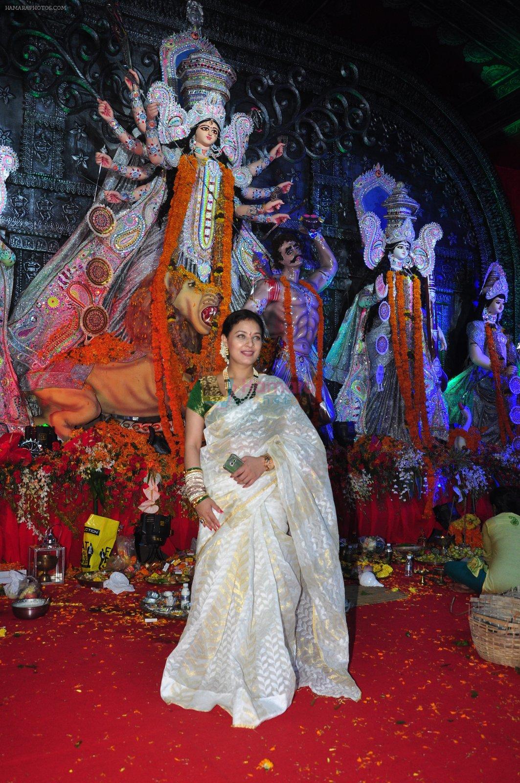 Sharbani Mukherjee at Durga Pooja on 10th Oct 2016