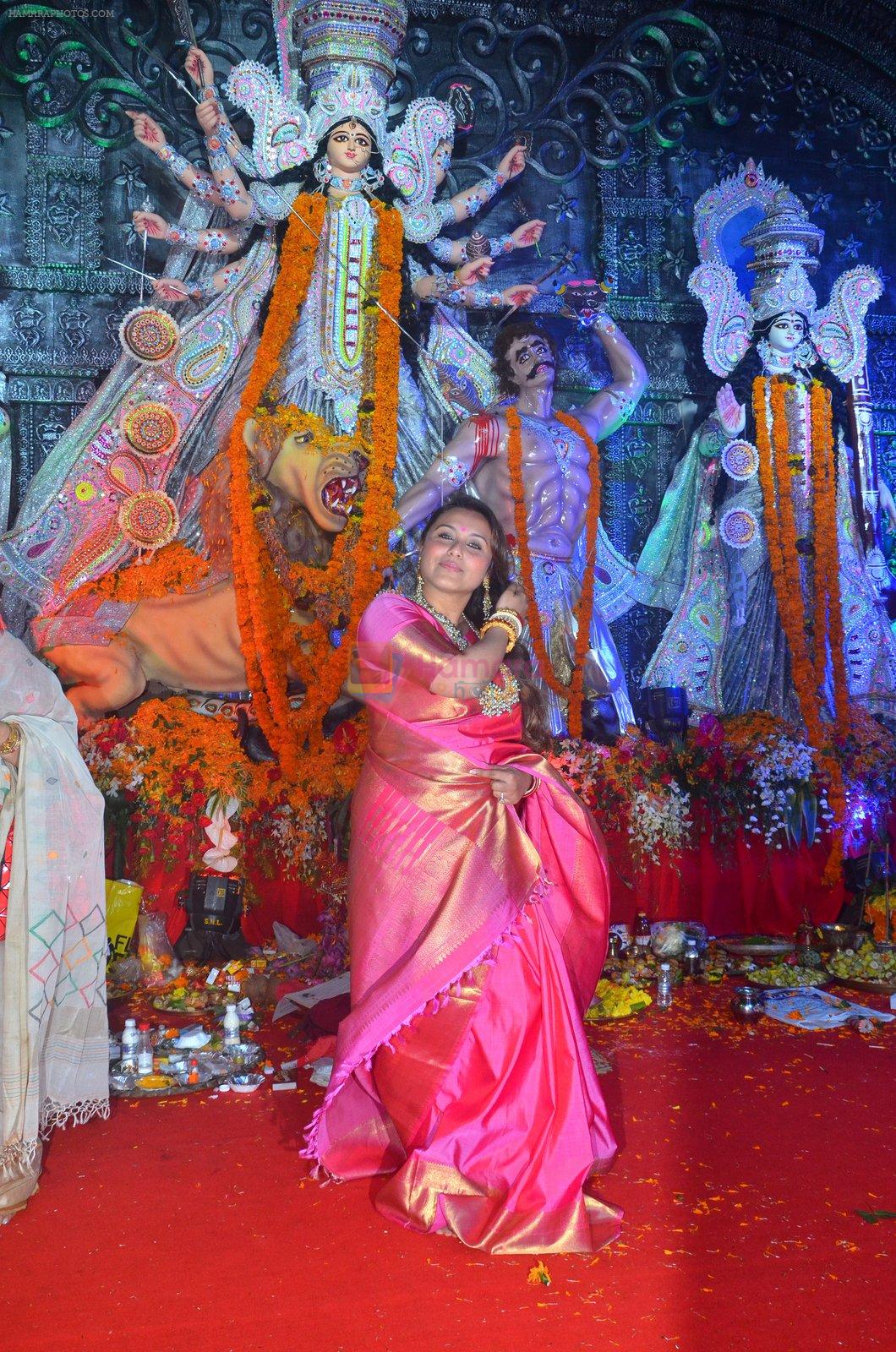Rani Mukherjee at Durga Pooja on 10th Oct 2016
