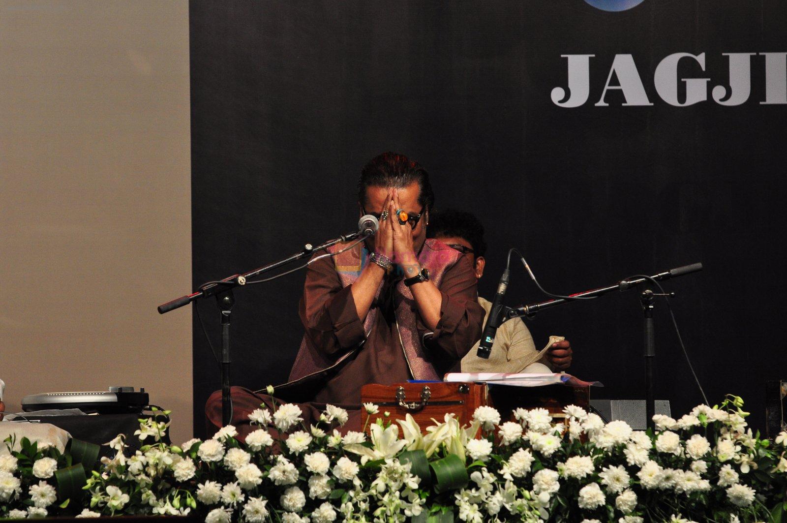 Hariharan at Jagjit Singh tribute concert with Tum Bin 2 team and T-Series on 10th Oct 2016