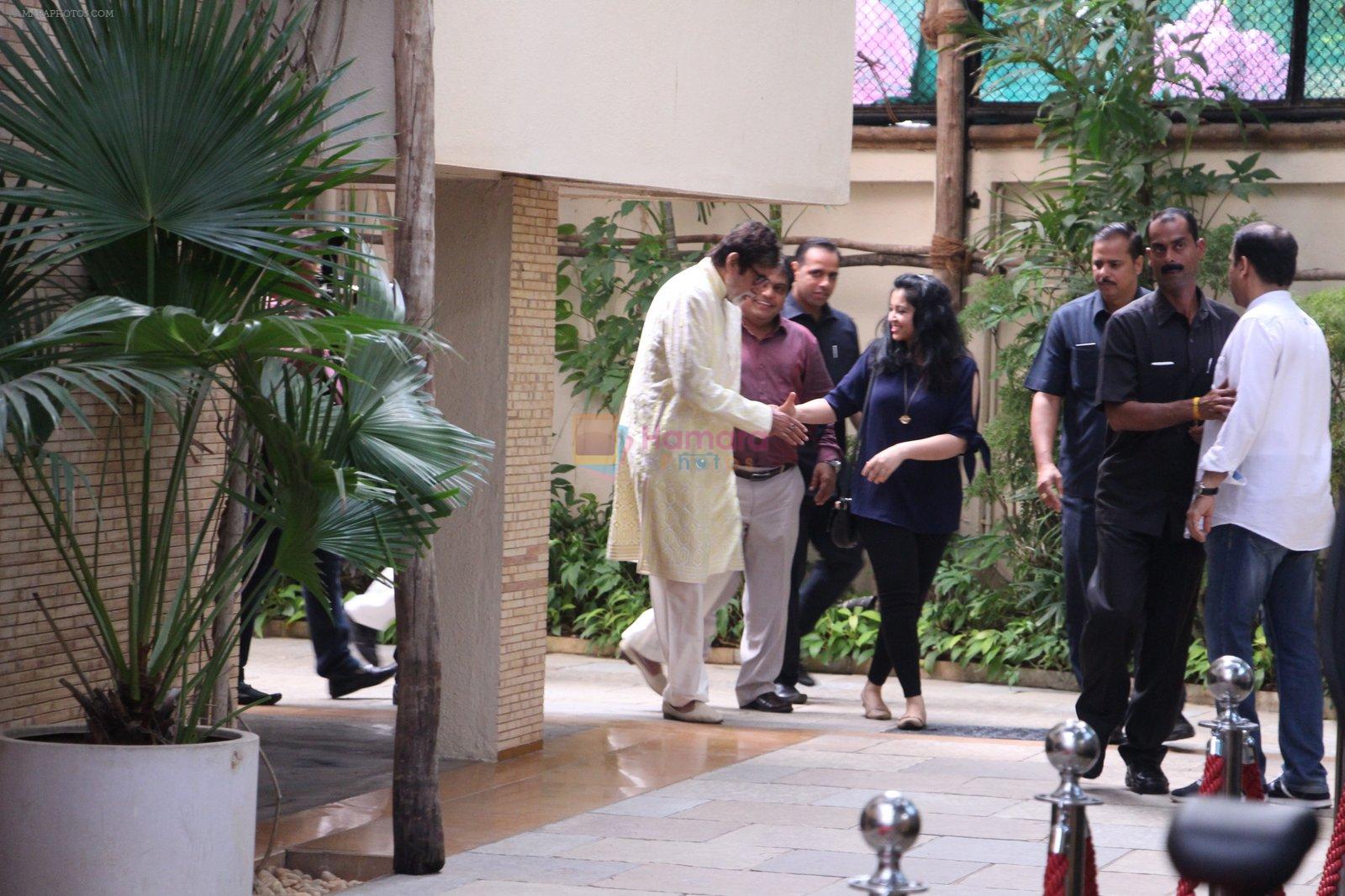Amitabh Bachchan celebrates his birthday with media on 11th Oct 2016