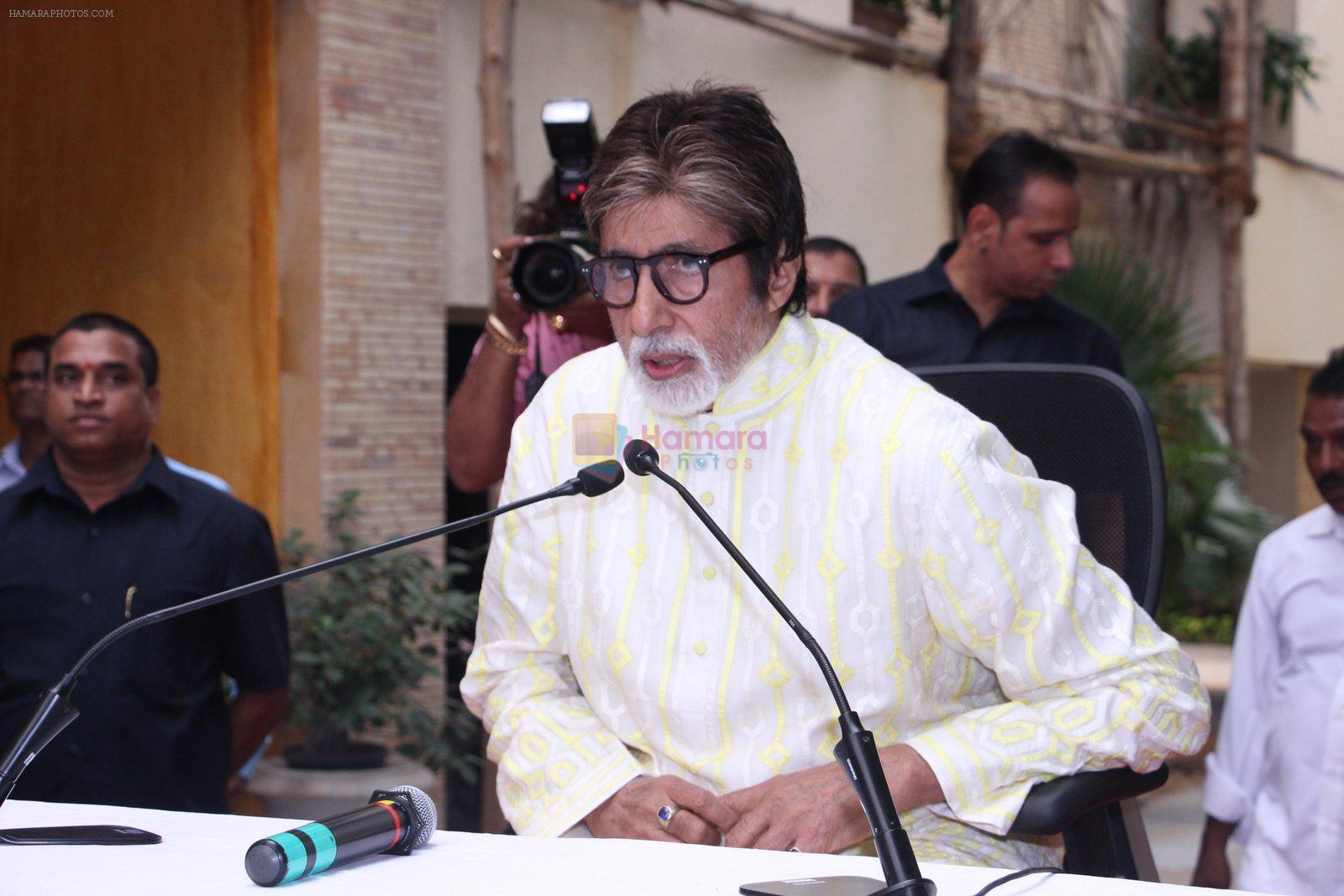 Amitabh Bachchan celebrates his birthday with media on 11th Oct 2016