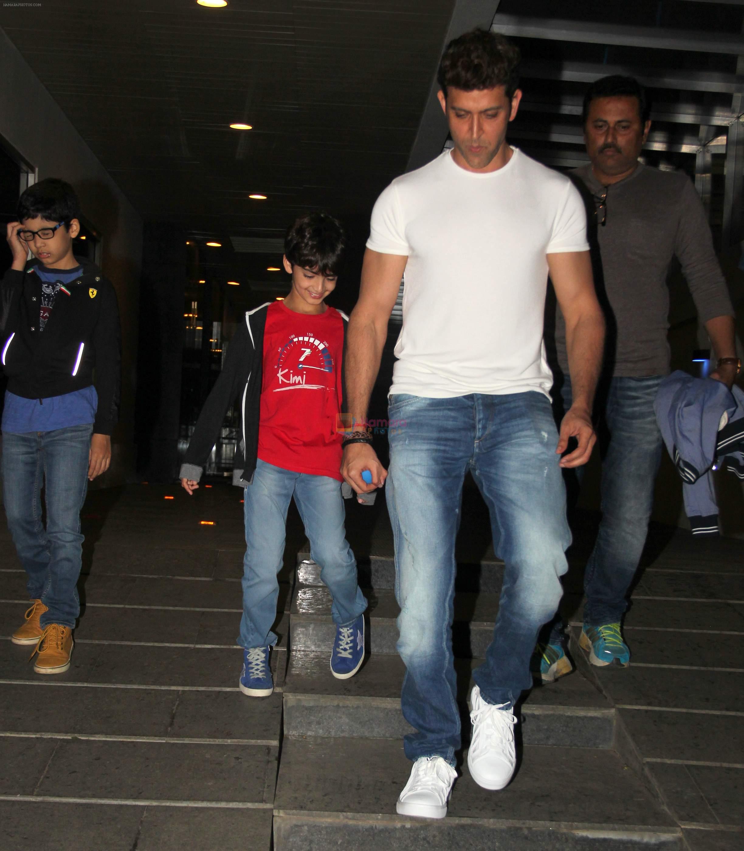 Hrithik Roshan snapped with kids  on 12th Oct 2016