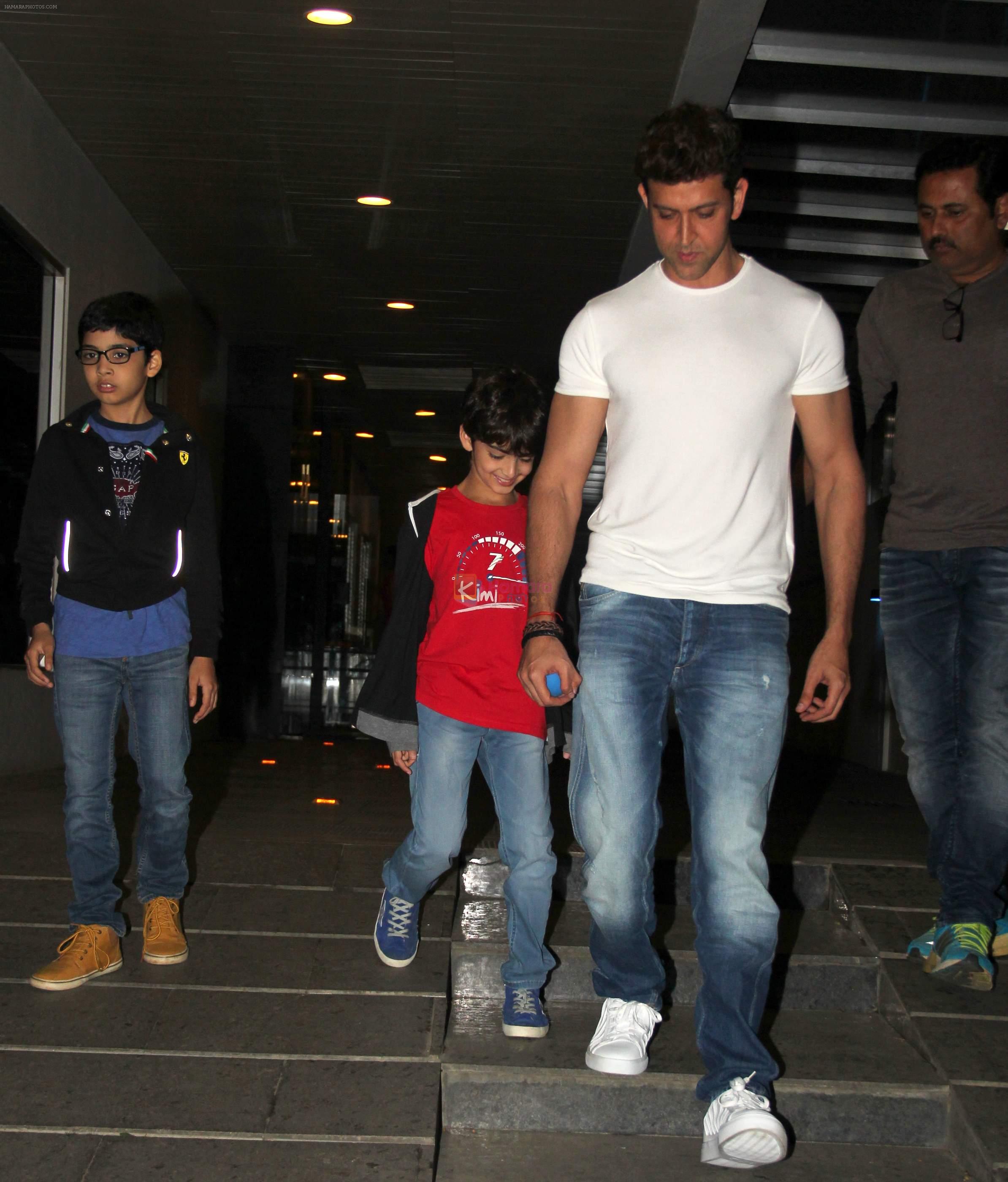 Hrithik Roshan snapped with kids  on 12th Oct 2016